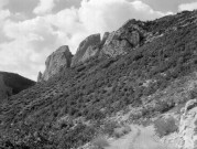 Pennes-le-Sec. - Les rochers de la Pale sur la route du col de Pennes