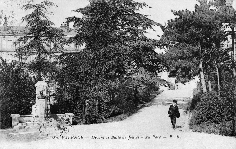 Valence.- Buste en bronze de Théodore Jouvet donateur du parc, œuvre de Chavre-Biny, érigé en 1907.