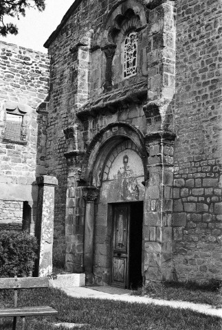 La Motte-de-Galaure. - La façade occidentale de l'église Sainte-Agnès.