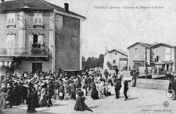 Chabeuil.- Défilé rue de l'Hôpital.