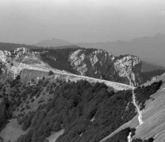 Vue aérienne du col de la Bataille (alt. 1315 m.).