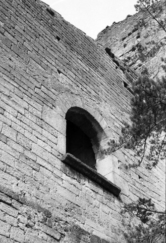 Étoile-sur-Rhône.- Fenêtre du château des Poitiers.