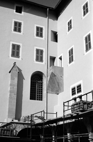 Romans-sur-Isère.- L'angle nord-est de la cour du musée de la Chaussure, l'ancien couvent des Ursulines, après restauration.