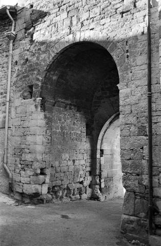 Grignan. - Détail des arcs du beffroi.