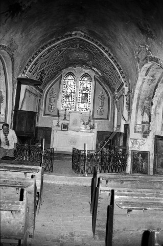 Rochebrune. - La nef et le chœur de l'église Saint-Michel.