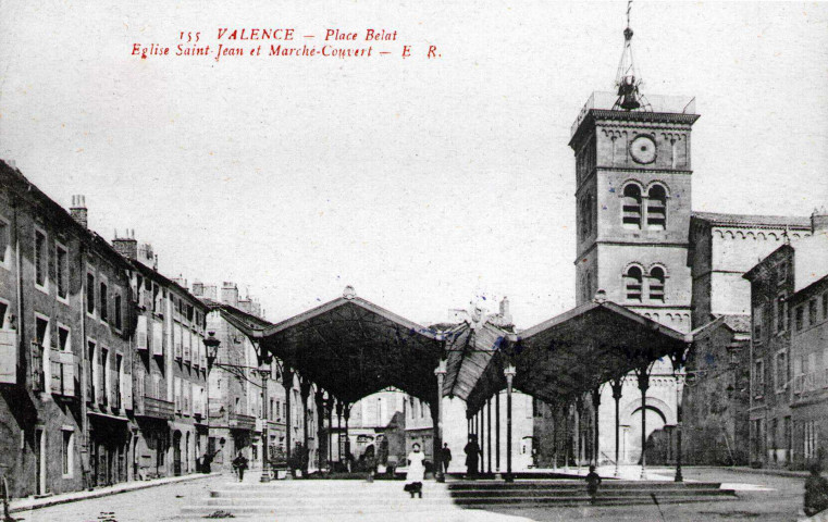 La halle (1899) et l'église Saint-Jean.