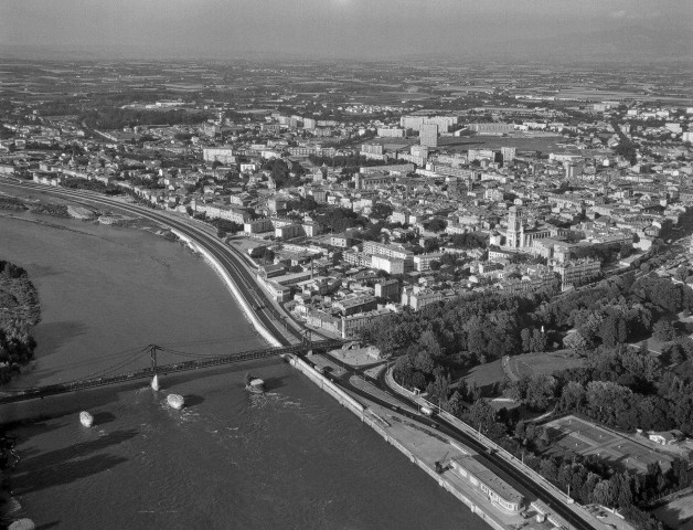 Valence.- Vue aérienne d'une partie de la ville et du Rhône.