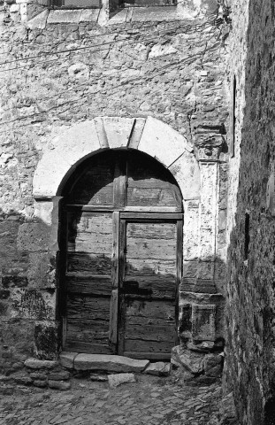 Dieulefit.- Le porche renaissance de la chapelle Saint-Pierre.