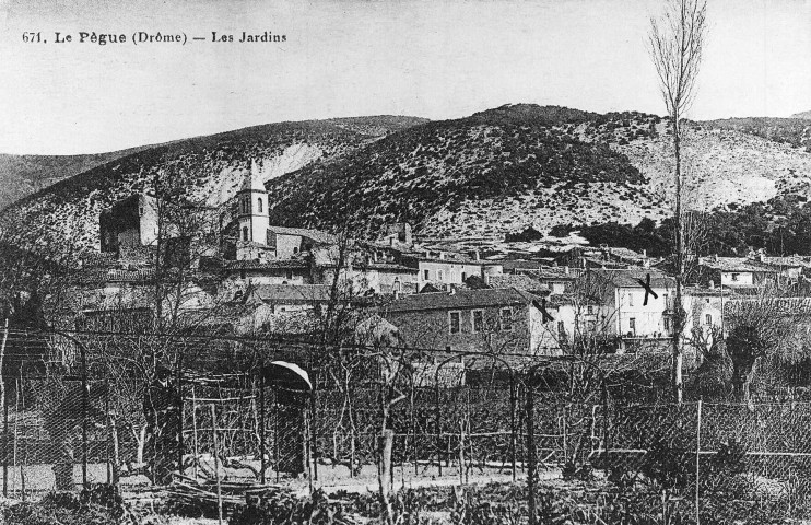 Le Pègue.- Vue du village et de l'église Saint-Marcel ou Saint-Mayne.