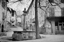 Châtillon-en-Diois. - La fontaine de la place Reviron.