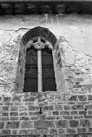 Saint-Nazaire-en-Royans. - Fenêtre à remplages en façade nord de l'église Saint-Nazaire.