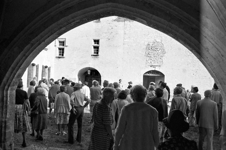 Montjoux. - Visite du château des Amis du Buis.