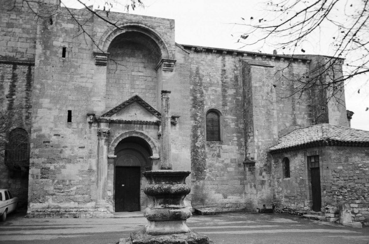 Saint-Restitut.- L'église Saint-Restitut.