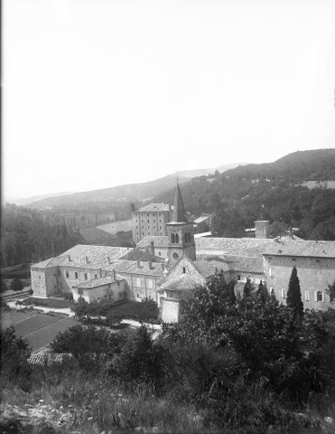 Montjoyer. - Vue de l'abbaye d'Aiguebelle.
