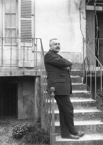 Montbard (Côte-d'Or). - Maurice Dumolin, en pied, appuyé contre le garde-corps du perron de la maison Gault, 25 rue Carnot.