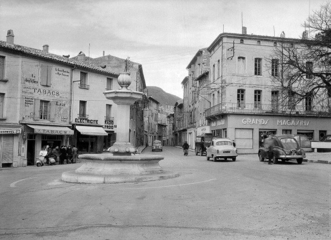 Dieulefit. - Place Châteauras.