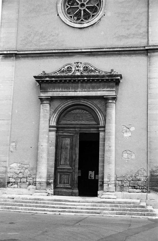 Pierrelatte. - Le porche de l'église Saint-Jean Baptiste (XIXe s.).