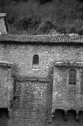 Pontaix. - Détail de la façade sud-est du temple.