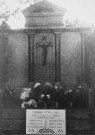 Non numéroté. Lieu : Saint-Barthélémy-de-Vals, monument aux morts 1914-1918 situé dans le cimetière, devancé par une plaque commémorative de la guerre 1939-1945.