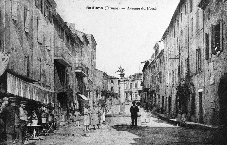 Saillans.- Rue du village et la fontaine.