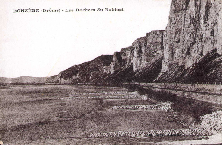 Les rochers du Robinet et le Rhône.