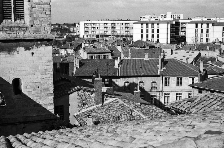 Romans-sur-Isère. - Les abords du clocher de la collégiale Saint-Barnard.