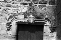 Bathernay.- Détail du porche sud de l'église Saint-Etienne.