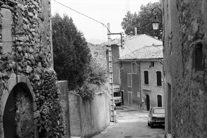 Mirabel-aux-Baronnies.- Visite du village pour une enquête architecturale.