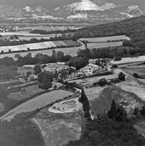 Vue aérienne du hameau de Lachamp et de l'église Saint-Nicolas.