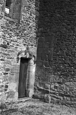 Bathernay. - La porte sud de l'église Saint-Étienne.