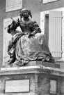 Grignan. - Statue de Madame de Sévigné au dessus de la fontaine par le sculpteur par Louis Rochet.