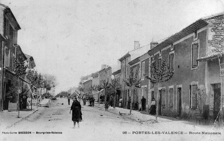 Portes-lès-Valence.- La rue principale du village.