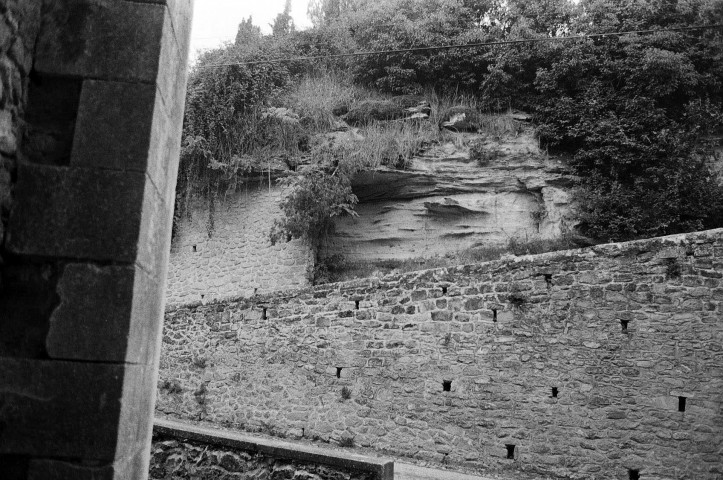 Charmes-sur-l'Herbasse.- Mur de soutainement de la maison Proclamy du XVe siècle.