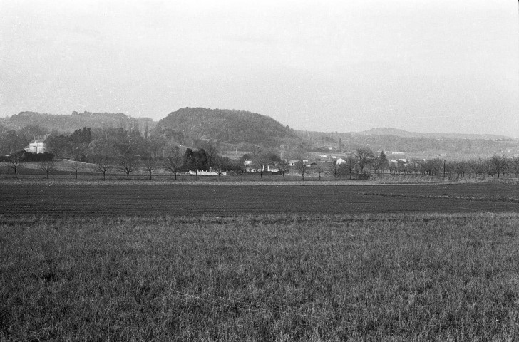 Triors.- Les abords du château.