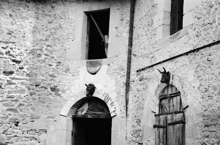 Triors.- Détail de la façade principale des écuries du château.