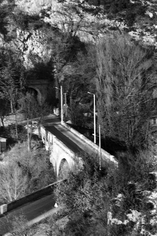 Pont-de-Barret. - Le pont vu de la toiture de l'église Notre-Dame la Brune.