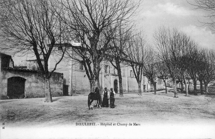 L'hôpital place du Champ de Mars.