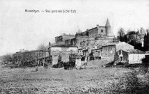 Vue du château (XV-XVIe siècle) et du village.