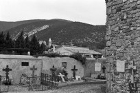 Le Pègue. - Façade latérale de la chapelle Sainte-Anne et le cimetière.