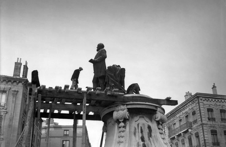 Valence.- Démolition du monument d'Émile Augier, place de la République en janvier 1942.