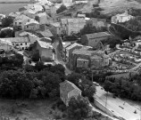 Vue aérienne du village, de l'église Sainte-Croix et du cimetière.