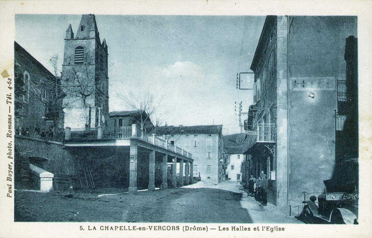 La halle et l'église Assomption de Notre-Dame.