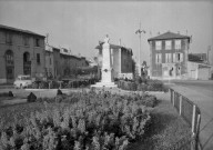 Bourg-lès-Valence.- Le monument aux morts place de la République.