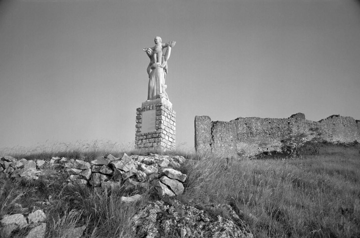 Châteauneuf-du-Rhône. - Statue de la Vierge et les vestiges des remparts.