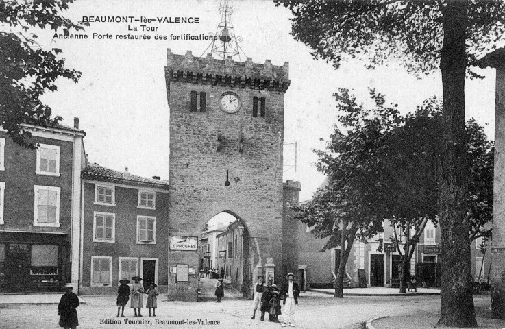 Porte fortifiée (XIIIe-XIVe s.) surmontée d'un campanile.