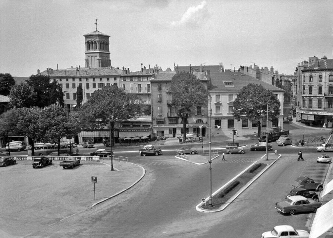 Valence.- Carrefour du boulevard Gambetta et de l'avenue du Champ de Mars.