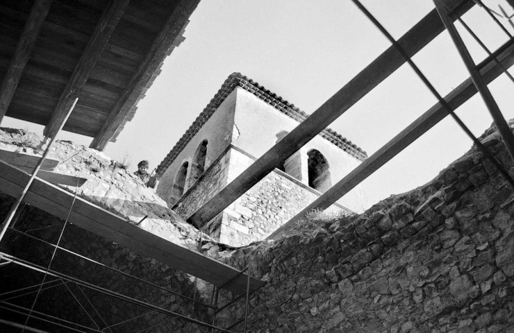 Mirmande.- Pendant les travaux de couverture de la nef de l'église Sainte-Foy.