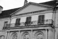 Triors.- Le balcon de la façade sud du château.