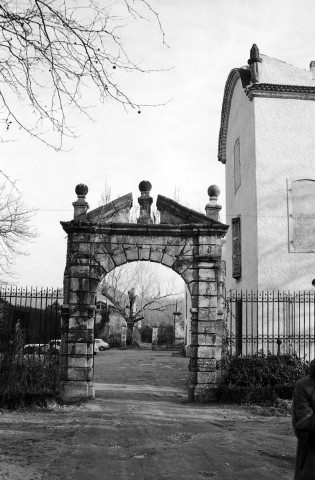 Peyrins.- Le portail sud du château de Sallmard.