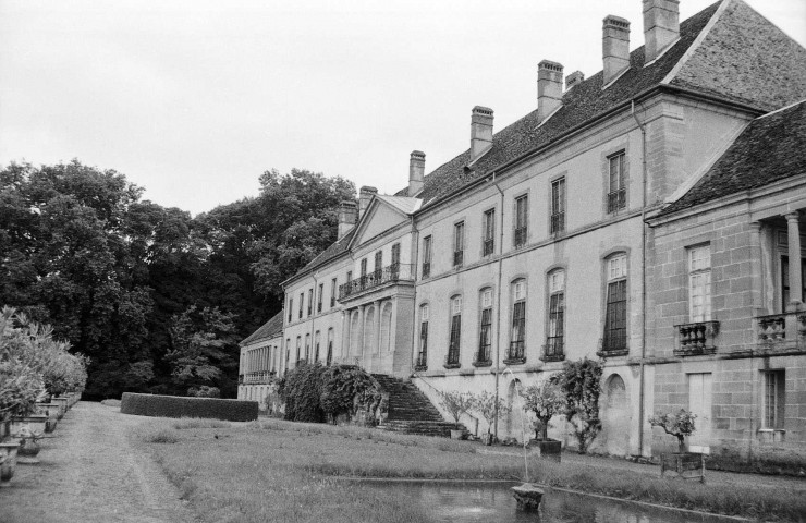 Triors.- Façade sud du château.